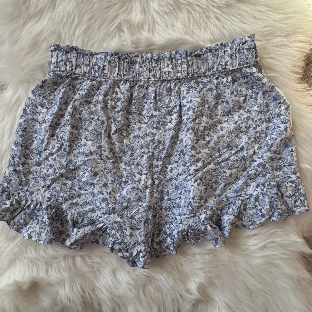 Hollister Size M Floral Ruffle Hem Shorts - Picture 3 of 8